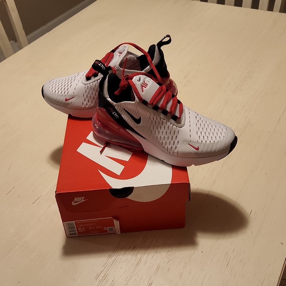 NWB Nike Air Max 270 Size 5.5Y or 7W
